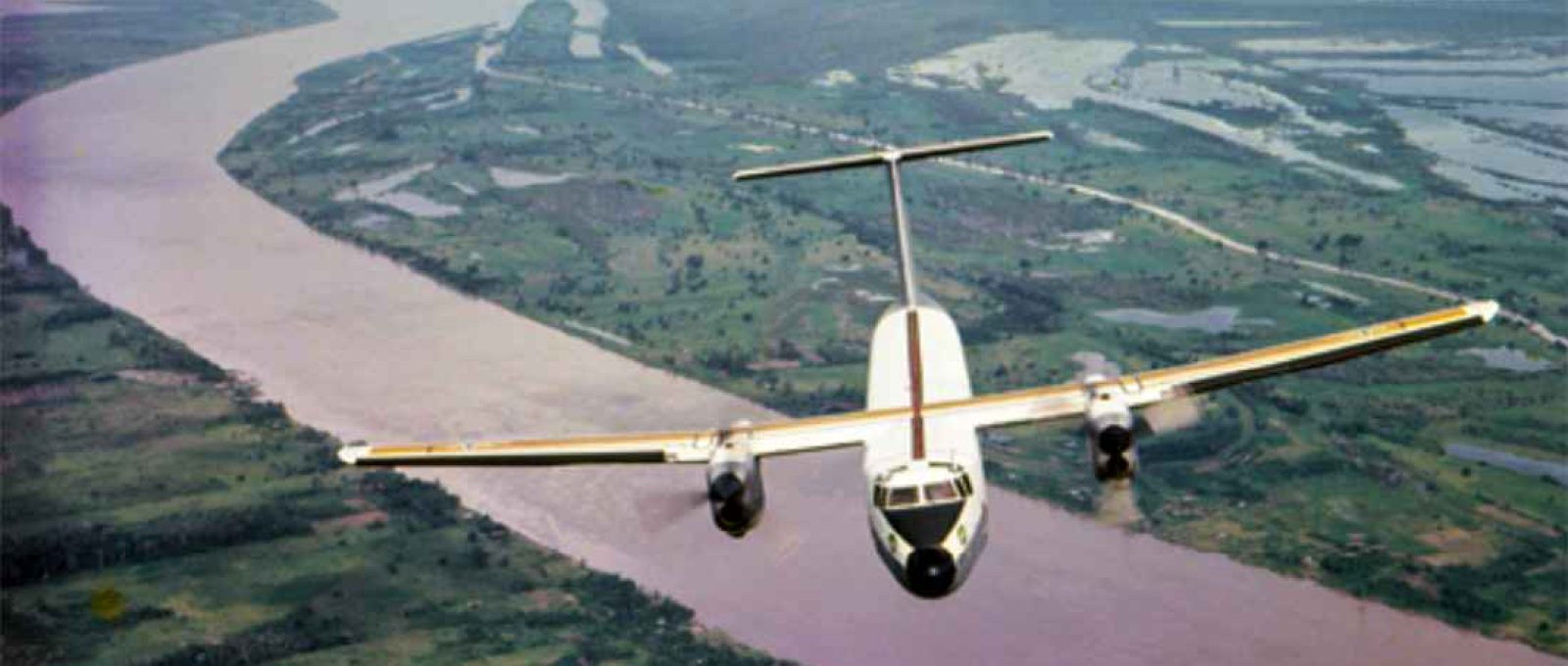 Um C-115 Búfalo da FAB sobrevoa a Amazônia (Força Aérea Brasileira).