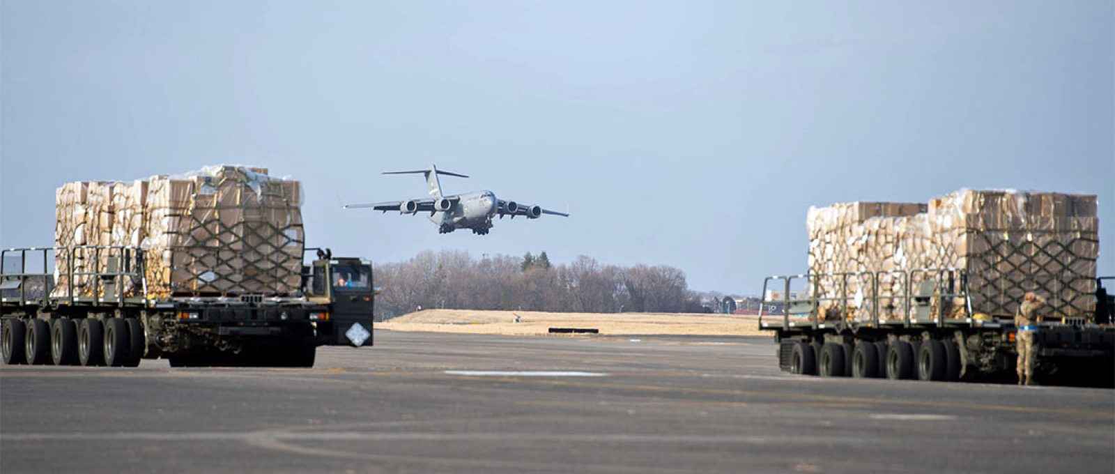 Uma aeronave C-17 Globemaster III da Força Aérea dos EUA pousa na Base Aérea de Yokota, Japão, para carregar suprimentos destinados à Ucrânia, 16 de março de 2022 (Sgt. Ryan Lackey/Força Aérea dos EUA).