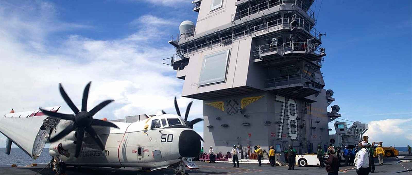 Um C-2A Greyhound no convoo do porta-aviões Gerald R. Ford. O Ford está sendo aprontado para desdobramento em 2022, de acordo com a US Navy (Foto: Zack Guth/US Navy).