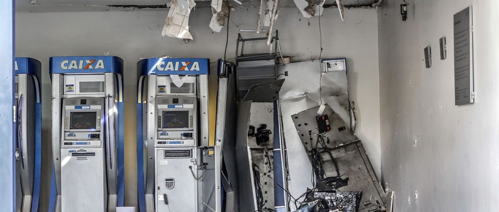Caixas eletrônicos após explosão perpetrada por criminosos em Teresina-PI, em 2016 (Carlos Aidar/GP1).
