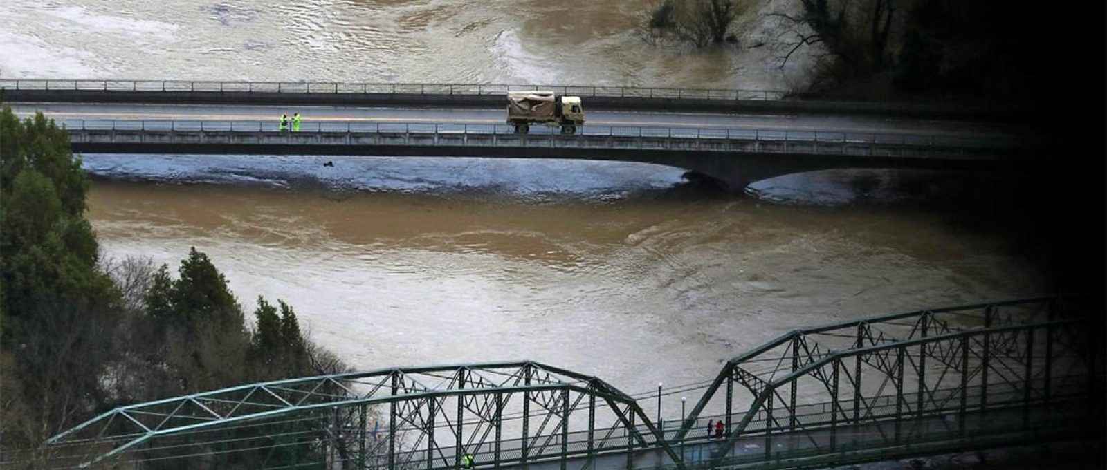 Veículo militar em uma ponte sobre o rio Russian em Guerneville, Califórnia, durante uma enchente em fevereiro de 2019 (Foto: Justin Sullivan/Getty Images).