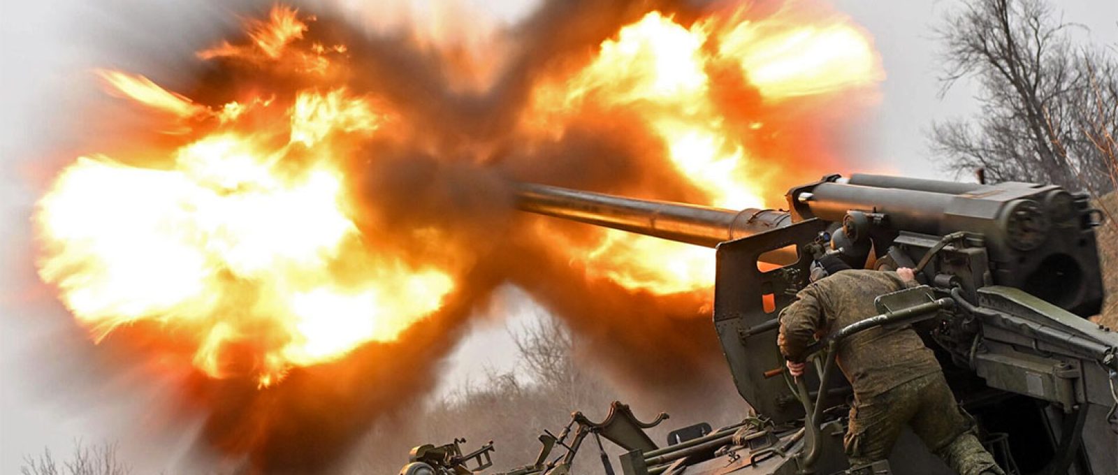 Canhão autopropulsado 2S5 Hyacinth-S do Exército russo disparando na direção de Donetsk (Yevgeny Biyatov/Sputnik).