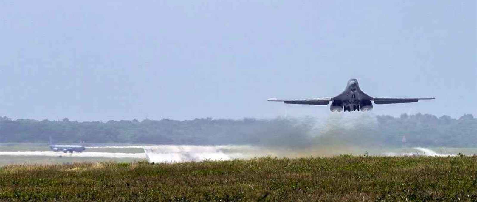 B-1B Lancer da USAF decola da Base Aérea de Andersen, Guam, para uma missão da força-tarefa de bombardeiro em 6 de janeiro de 2021 (Foto: Tristan Day/USAF).