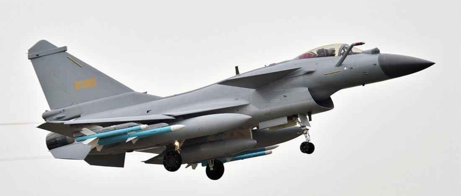 Um J-10B pousando no aeroporto de Zhuhai Jinwan antes do Airshow China 2018 Foto: (Alert5/Wikimedia Commons/CC-ASA 4.0).