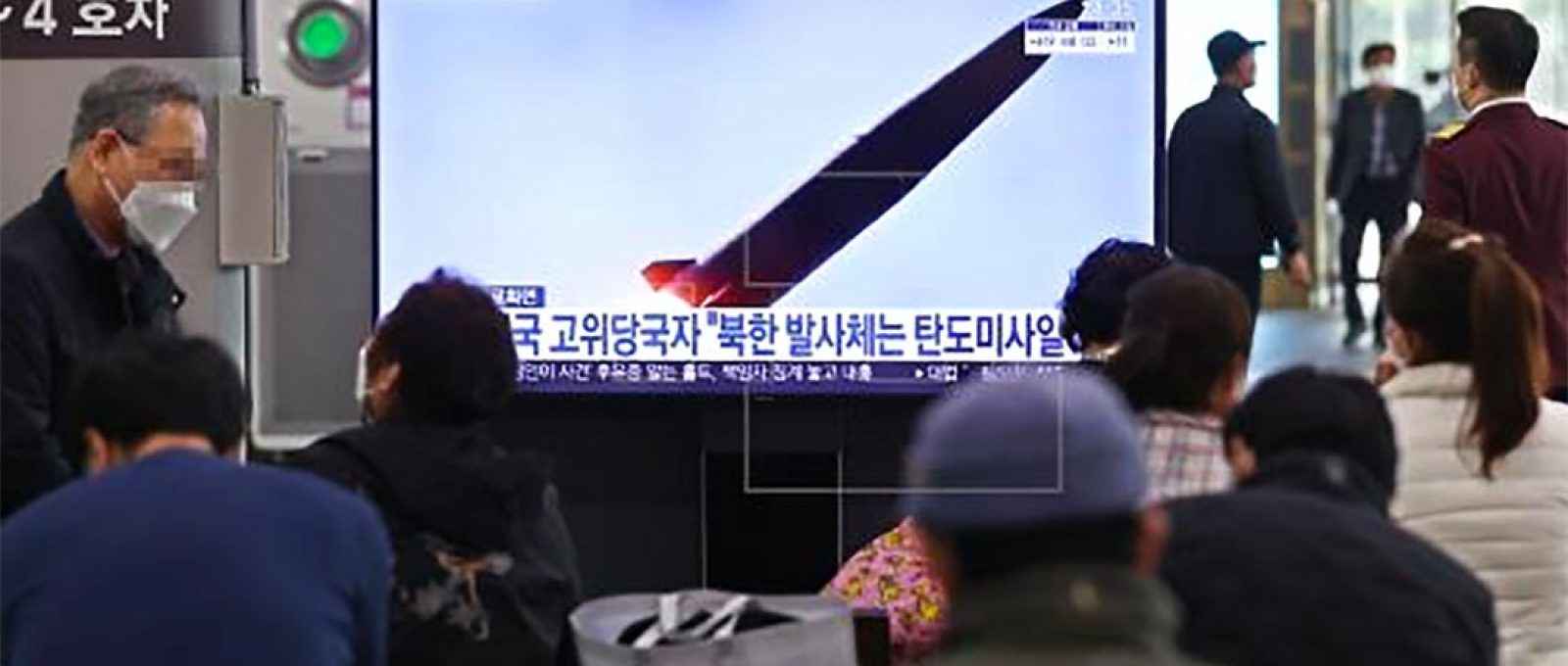 Cidadãos assistem às notícias sobre o disparo de mísseis da Coreia do Norte na Estação Suseo em Seul, Coreia do Sul, 25 de março de 2021. (Foto: EPA-EFE/Yonhap).