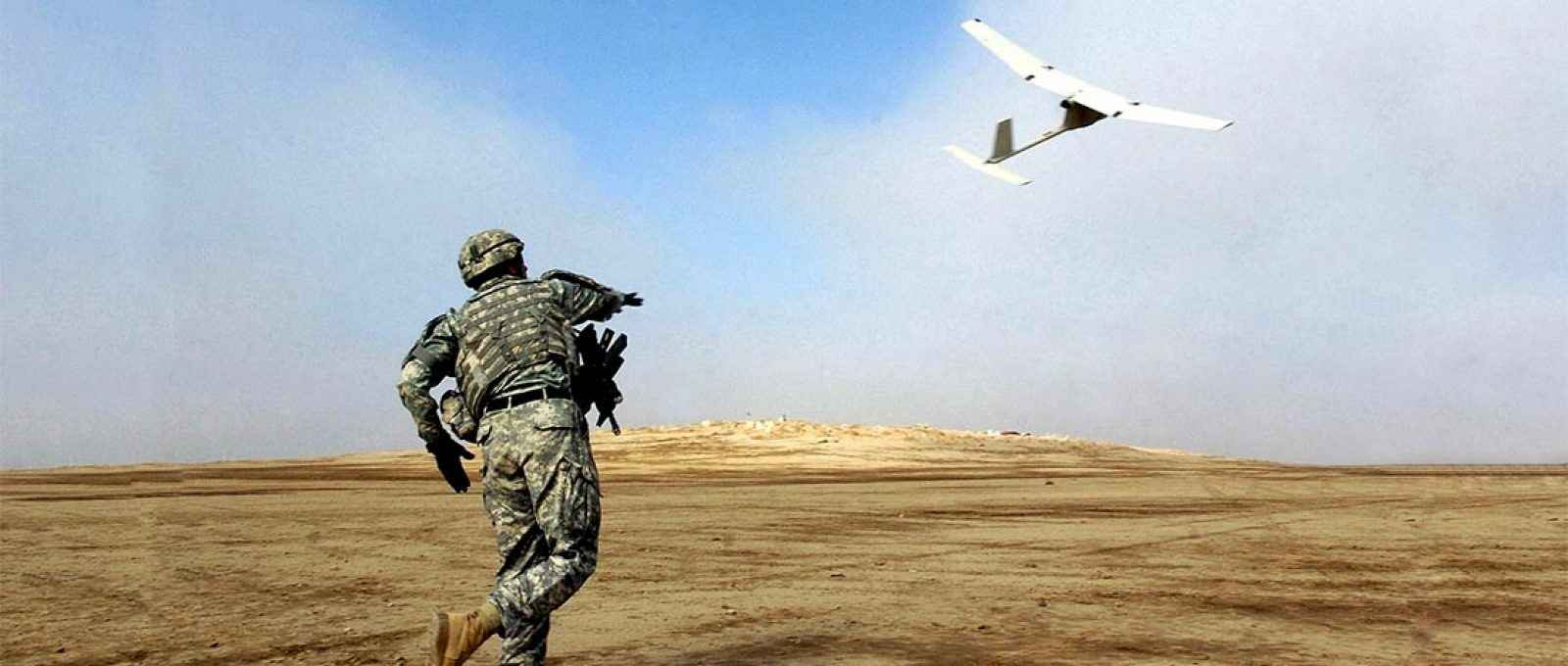 Militar do exército dos EUA lançando um mini-drone Raven, imagem de 22 de novembro de 2006 (Foto: Sgt 1st Class Michael Guillory/US Army).