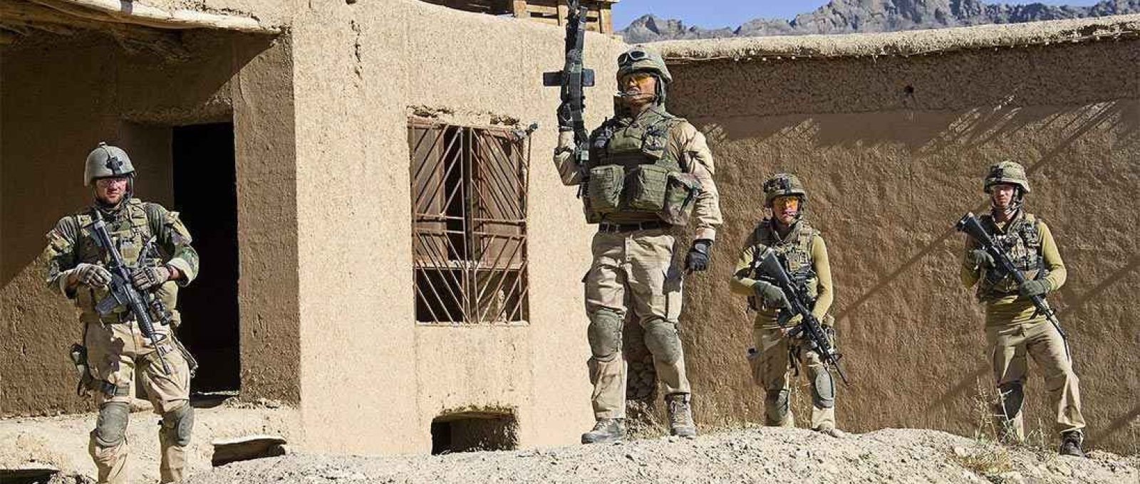 Grupo de reconhecimento em Uruzgan, Afeganistão, em 2009 (Foto: SM Arnoud Schoor/Domínio Público).