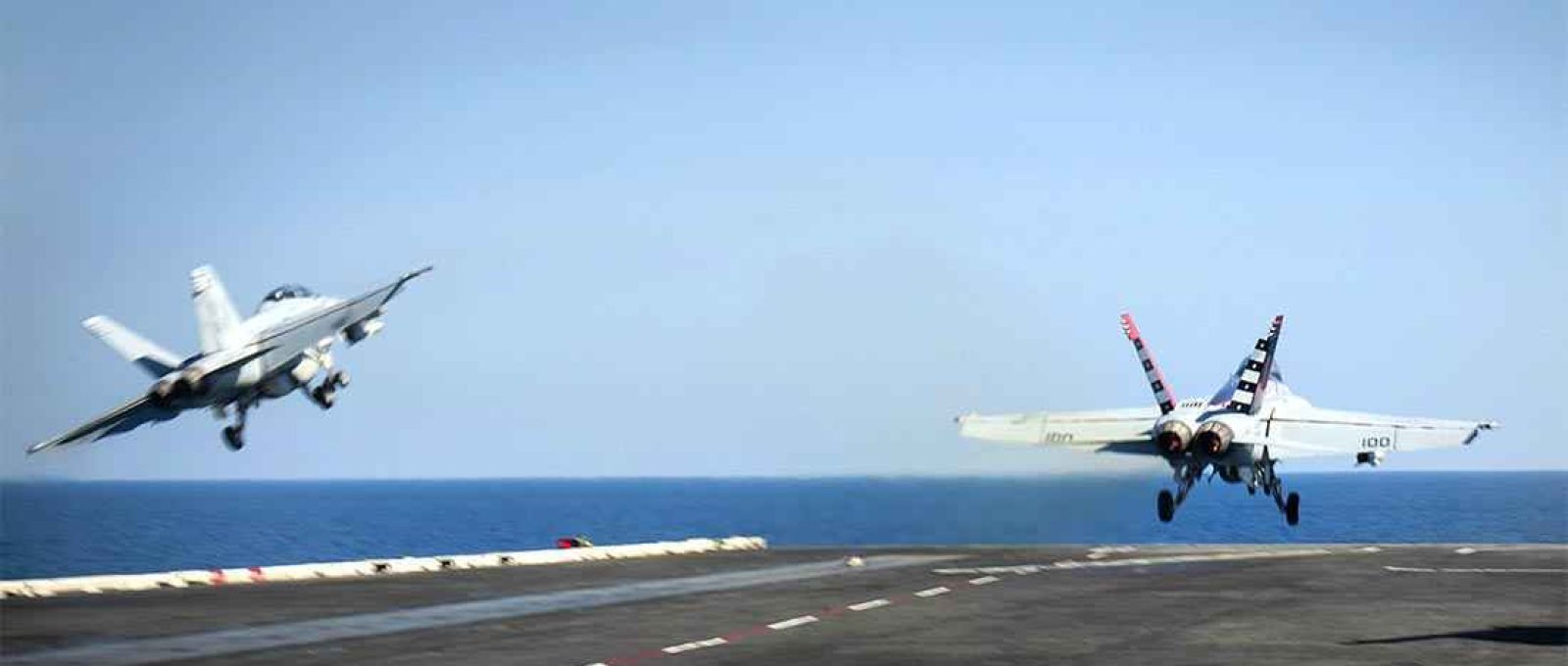 Dois F/A-18F Super Hornet decolam do USS Carl Vinson em missão de apoio à Operação Inherent Resolve. Imagem ilustrativa. (Foto: Scott Fenaroli/US Navy).