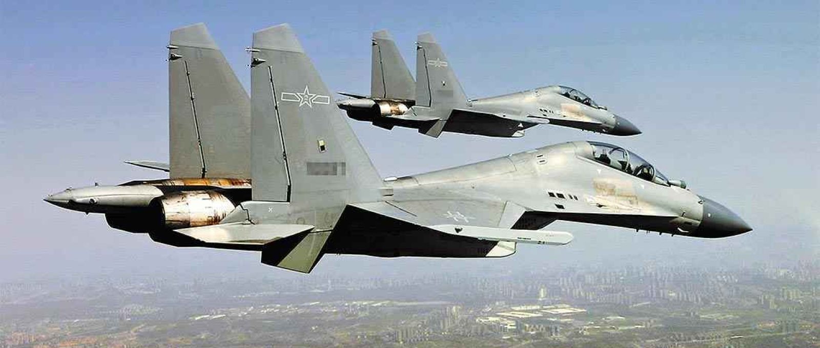 Caças J-16 voam em formação durante exercício de treinamento de voo em Chongqing, sudoeste da China, em 6 de março de 2018. (Foto: Liu Chang e Liu Yinghua/chinamil.com.cn).