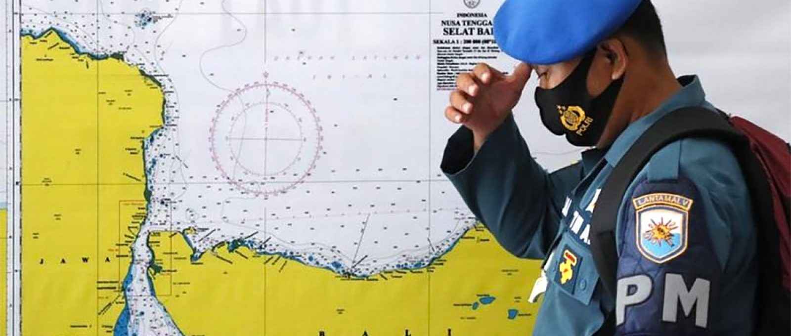 Militar indonésio examina mapa da área onde está o KRI Nanggala (Foto: EPA).
