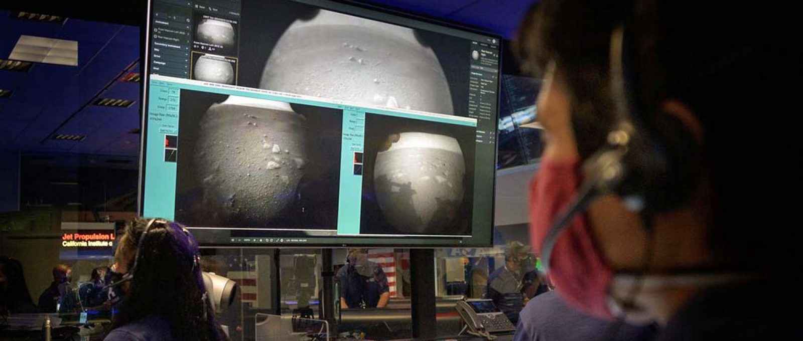 Membros da equipe Mars Perseverance  Rover da NASA observam as primeiras imagens que chegam logo após o pouso em Marte, em 18 de fevereiro de 2021 (Foto: Bill Ingalls/NASA).