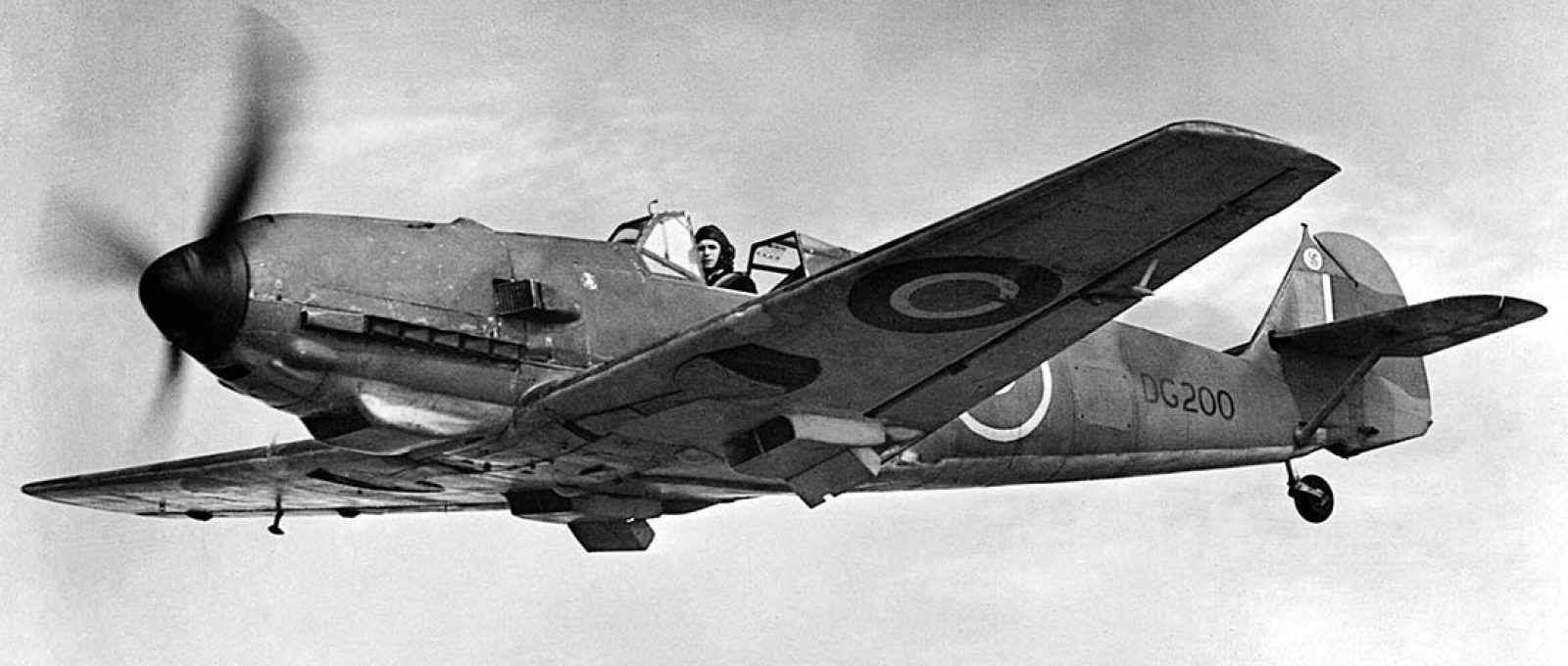 Messerschmitt Bf 109E capturado pelos britânicos e re-designado DG200, em voo sem a cobertura da cabine, removida (e nunca substituída) para que H. Hayworth, piloto de testes da Rolls Royce com cerca de 2 m de altura, coubesse na aeronave (Foto: IWM/Wikimedia Commons).