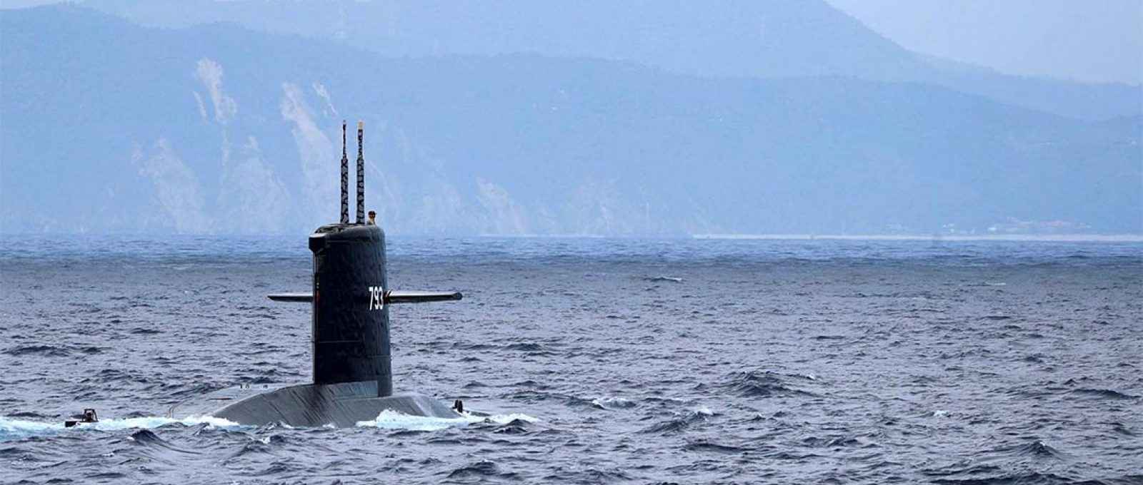 Submarino diesel-elétrico Hai Lung SS-793 durante um exercício próximo à base naval de Yilan, em Taiwan, 13 de abril de 2018 (Foto: Tyrone Siu/Reuters).