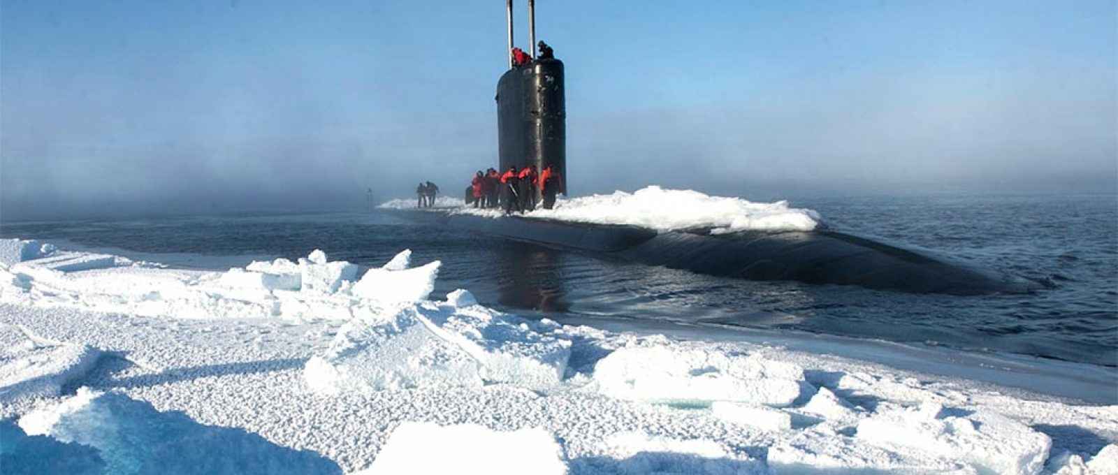 Submarino USS Hartford emerge perto do Acampamento Sargo durante o Exercício do Gelo 2016 no Círculo Polar Ártico em 19 de março de 2016 (Foto: Tyler Thompson/Marinha dos EUA).