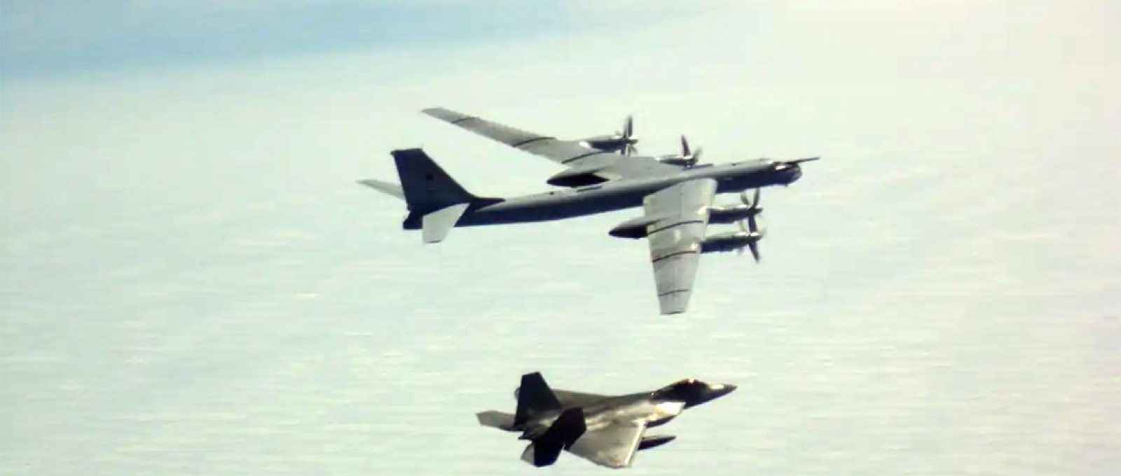 Um F-22 da Força Aérea dos EUA baseado no Alasca intercepta um bombardeiro russo Tu-95 em 9 de junho de 2020 (Foto: NORAD).