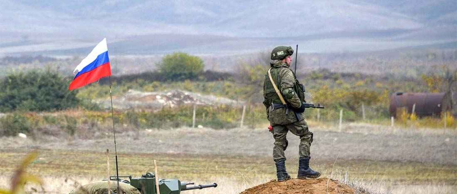 Militar russo em posto de controle na periferia de Askeran, no Artsakh (Karen Minaslan/AFP).