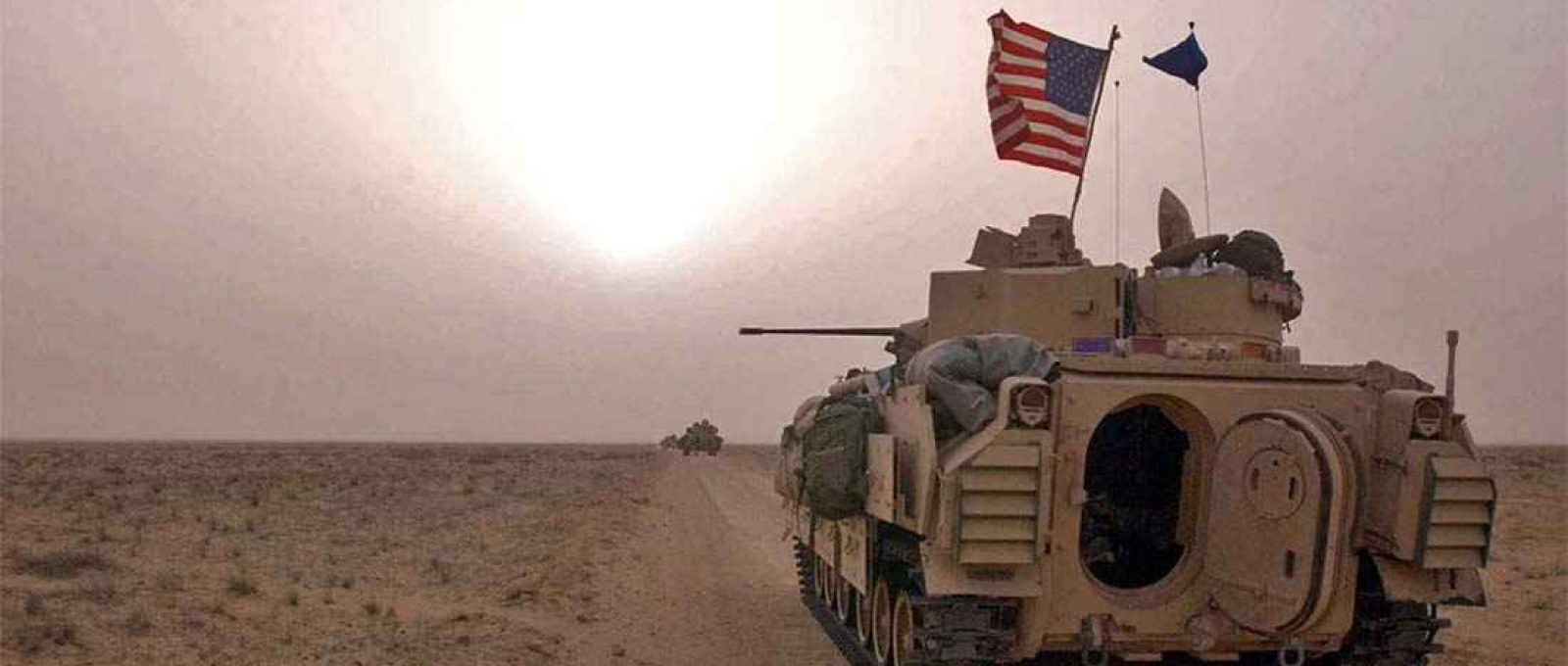 Carros de combate do Exército dos EUA ocupam posições ao longo de uma estrada na zona desmilitarizada entre o Kuwait e o Iraque em 19 de março de 2003, antes da invasão do Iraque (Foto: Scott Nelson/Getty).