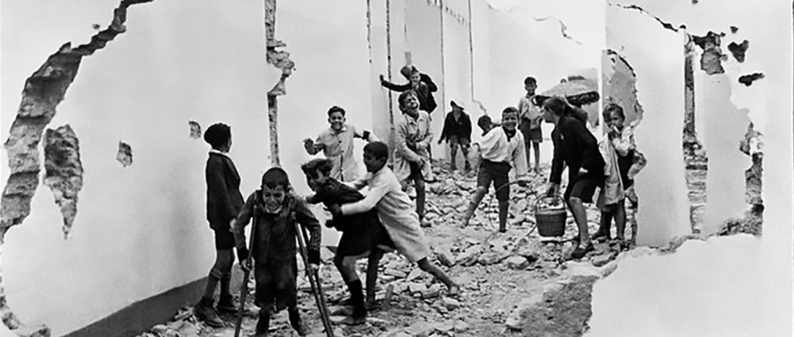 “Um grupo de crianças brinca entre os escombros. Sevilha, Espanha, 1933.” (Henri Cartier-Bresson/Magnum).