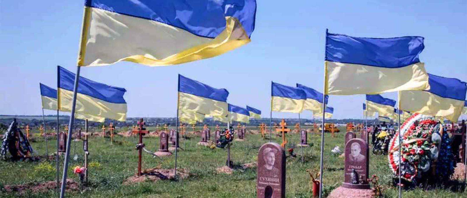 Cemitério ucraniano de mortos na guerra. Estimativas indicam mais de 100 mil baixas ucranianas (Twitter via Asia Times).