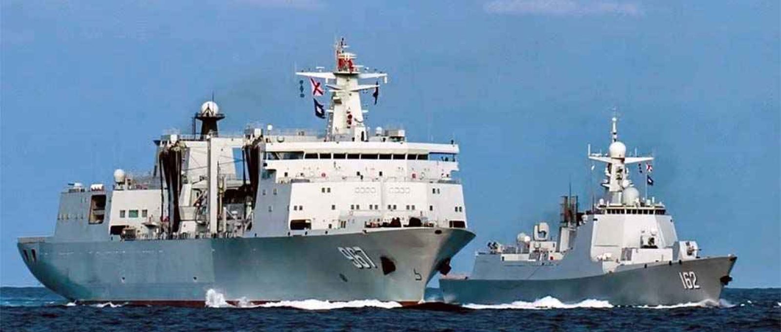 O navio de abastecimento Chaganhu e o destroier Nanning, ambos da Marinha chinesa, conduzem exercícios navais no Mar do Sul da China (Weibo).