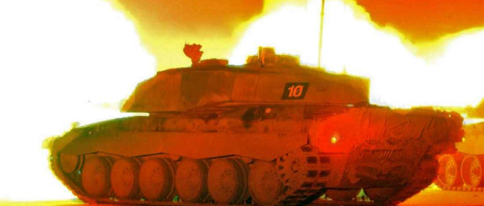 Tanques Challenger 2 disparam seus canhões durante exercício de tiro noturno (Creative Commons).