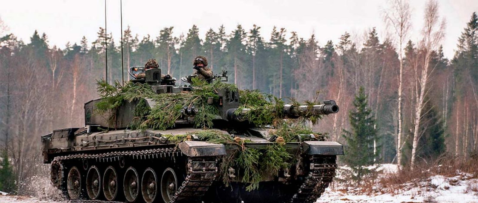 Um tanque de batalha do Exército britânico Challenger 2 manobra em Tapa, Estônia, durante o Exercício WINTER CAMP (Ministério da Defesa do Reino Unido).