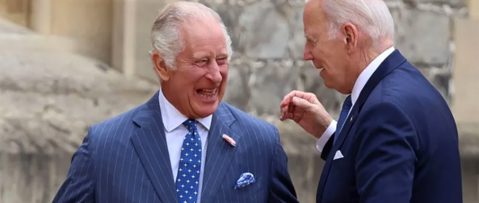 O rei Charles cumprimenta o presidente Joe Biden no Castelo de Windsor, em Berkshire, Inglaterra (Andrew Caballero-Reynolds/Getty Images).