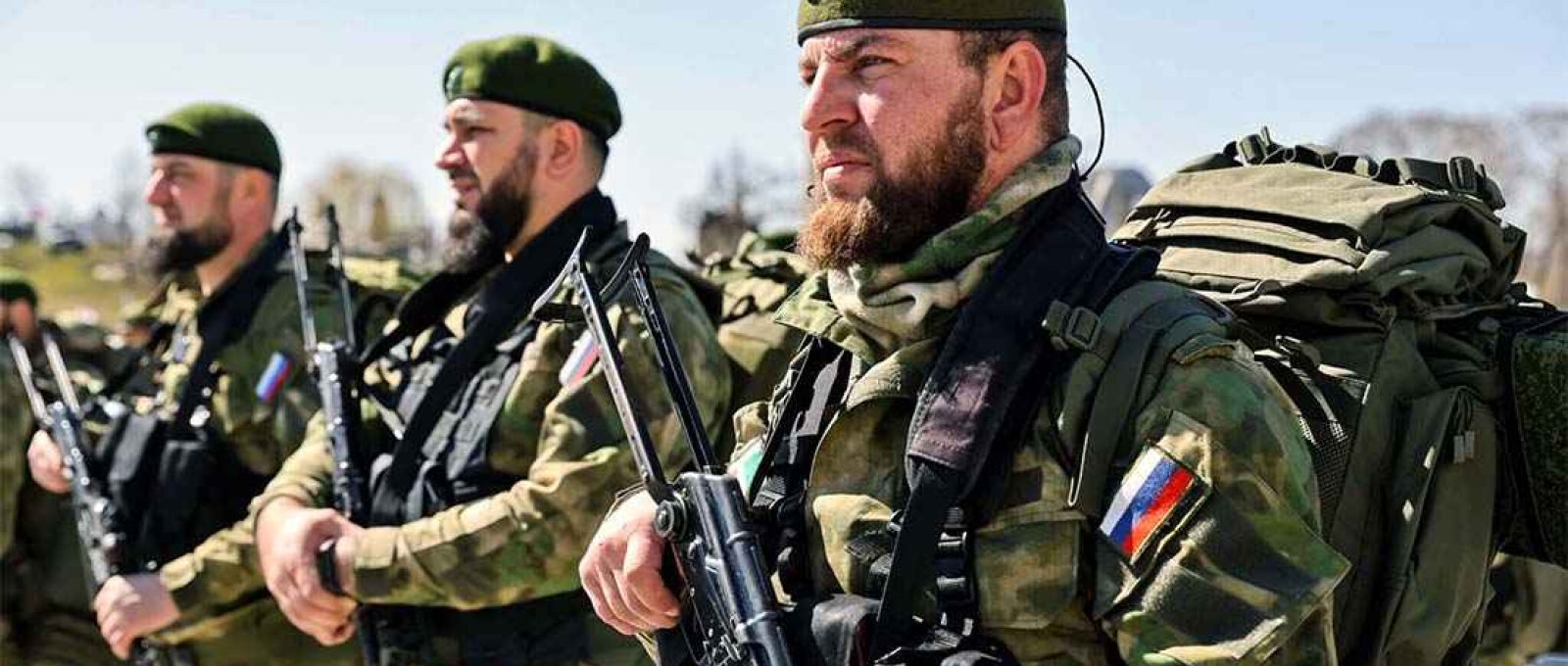 Soldados em inspeção de tropas na residência do líder Ramzan Kadyrov na região da Chechênia no norte do Cáucaso, na Rússia (Tass).