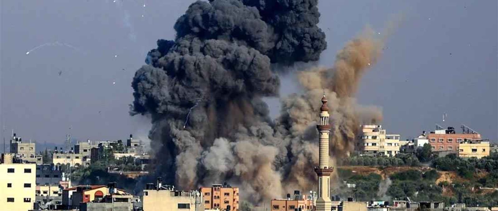 Fumaça das explosões resultantes dos ataques aéreos israelenses na Cidade de Gaza, controlada pelo Hamas, na terça-feira (Foto: AFP).