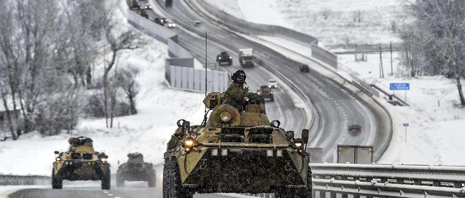 Comboio de veículos blindados russos se desloca ao longo de uma rodovia na Crimeia (AP).