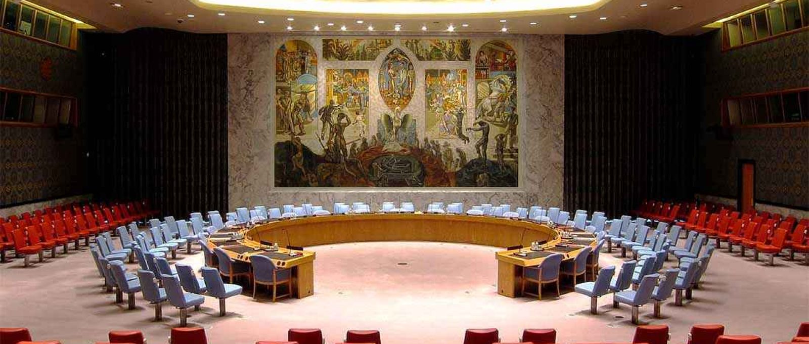 Sala de reuniões do Conselho de Segurança da ONU na sede das Nações Unidas em Nova York, EUA, em fotografia de 2014 (Foto: Neptuul/Wikimedia Commons/CC BY-SA 3.0).