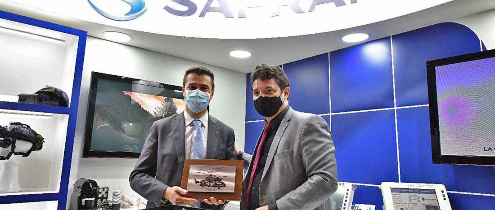 À esquerda, Jean-Luc Alfonsi, presidente da Helibras e, à direita, David Montmasson, CEO da Safran Electronics & Defense Brazil (Lucas Lacaz Ruiz/Rossi Comunicação).