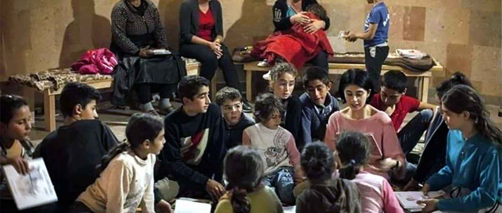 Crianças recebem aulas em um bunker na Catedral da Santa Mãe de Deus, em Stepanakert (Mirror Spectator).