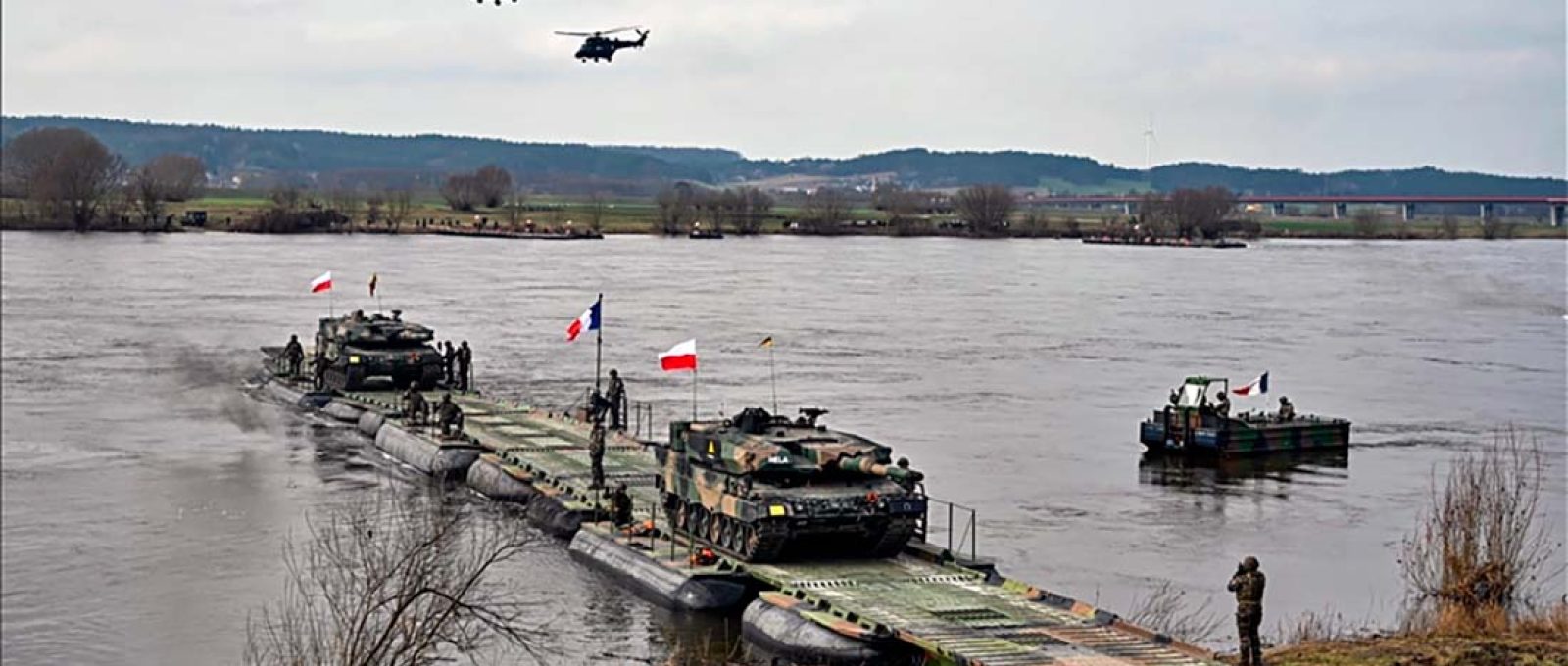 Soldados movimentam tanques pelo Rio Vístula com uma ponte militar portátil durante os exercícios de defesa militar DRAGON-24 da OTAN em 4 de março de 2024 em Korzeniewo, Polônia (Anadolu).