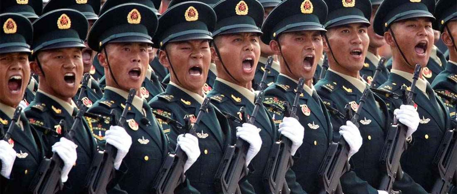 Militares do Exército de Libertação Popular da China desfilam em Pequim (Reuters).