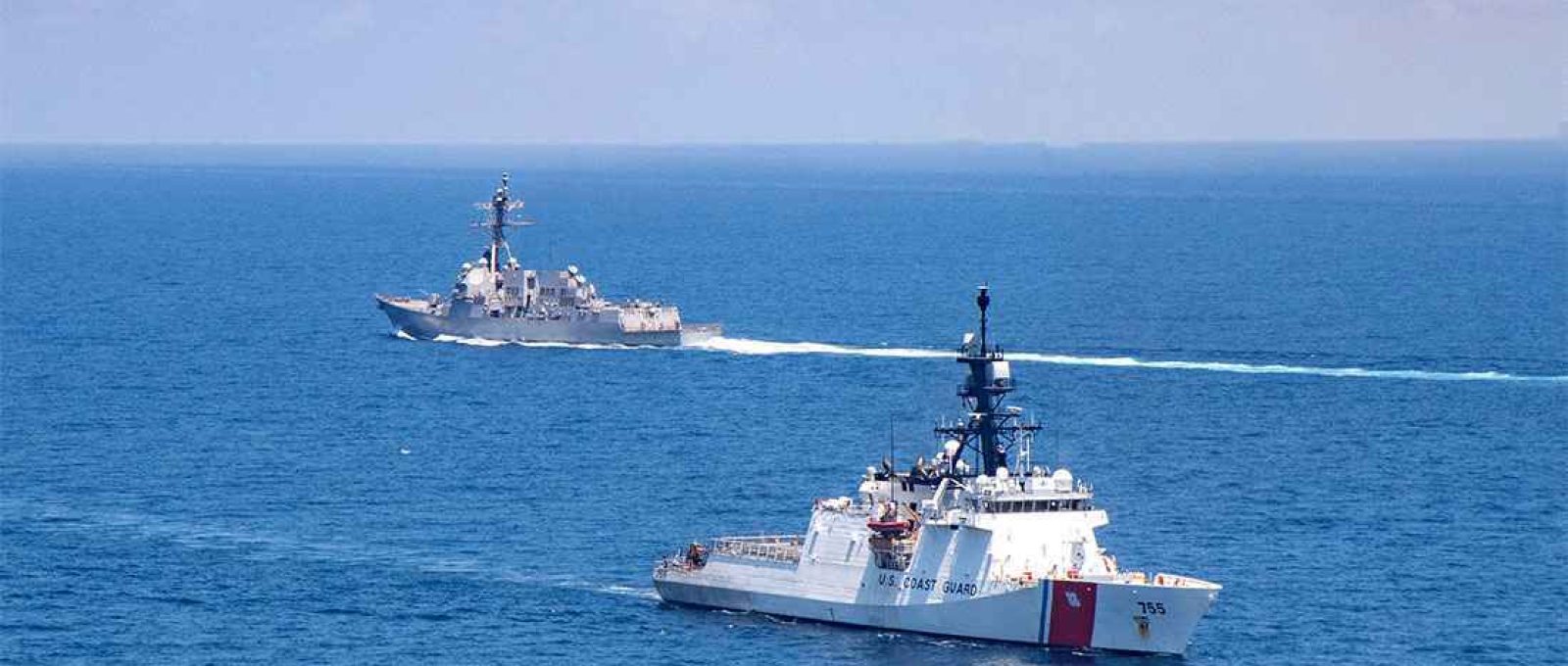 O destroier USS Kidd, da Marinha americana, e o cúter USCG Munro, da Guarda Costeira dos EUA, transitam pelo Estreito de Taiwan (US Navy/Flickr/CC-BY-NC-ND 2.0).