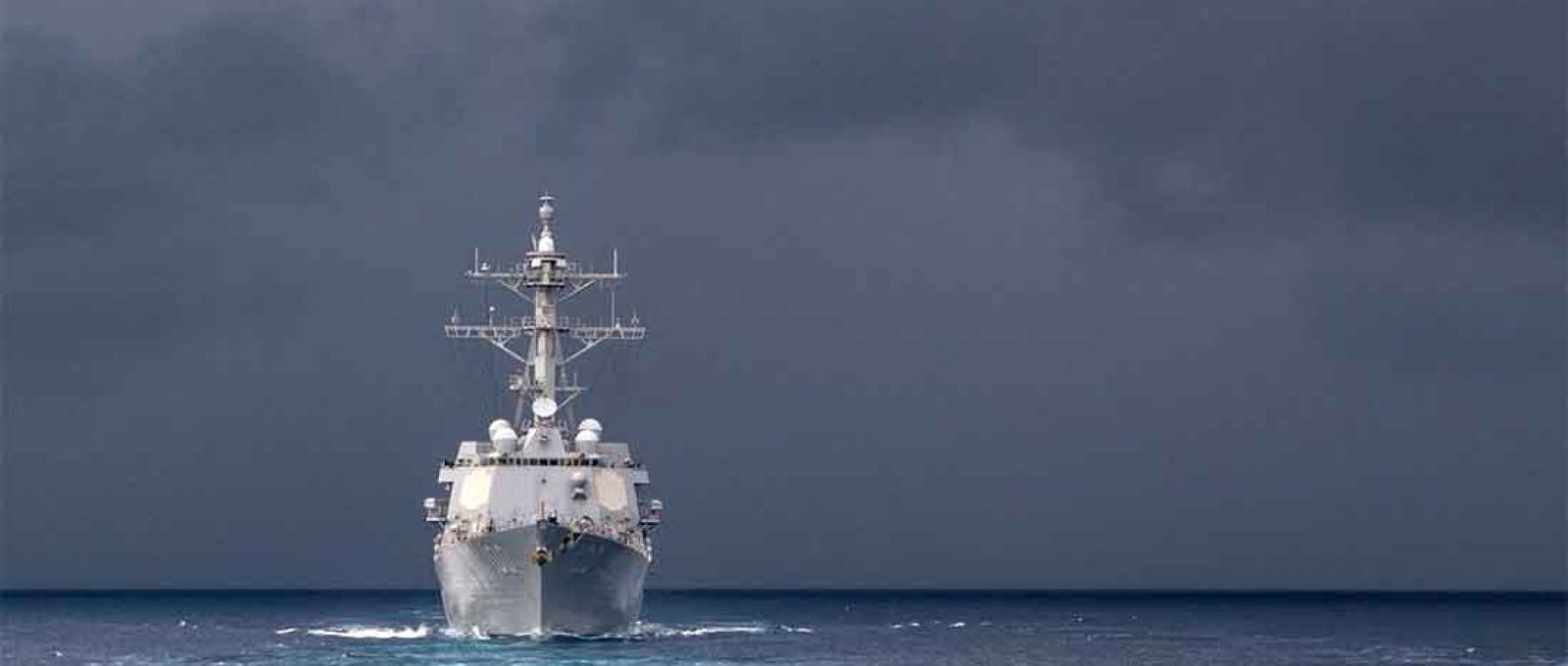 O destroier USS Kidd transita pelo Mar da China Meridional em novembro de 2017 (Foto: Kelsey J. Hockenberger/US Navy).