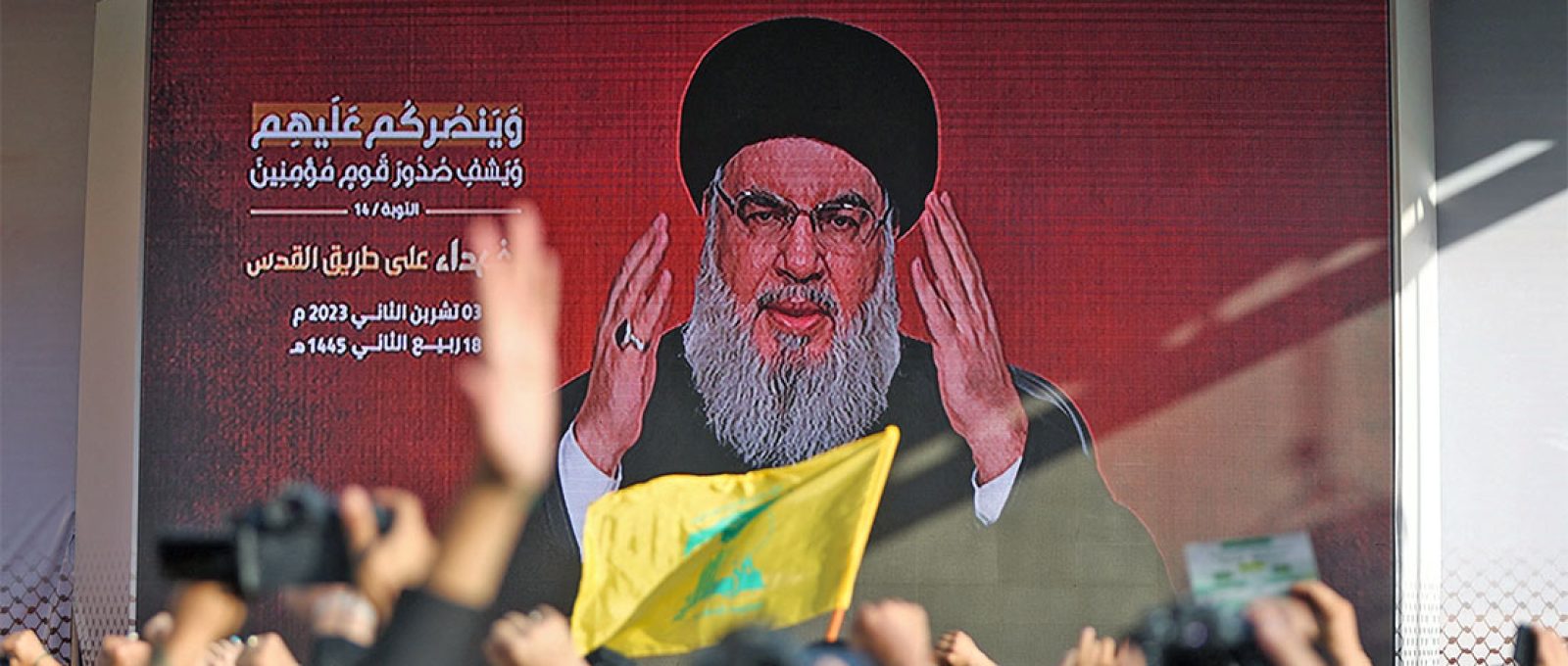 O líder do Hezbollah no Líbano, Sayyed Hassan Nasrallah, aparece em um telão durante seu discurso em Beirute, no Líbano, 3 de novembro de 2023 (Mohamed Azakir/Reuters).