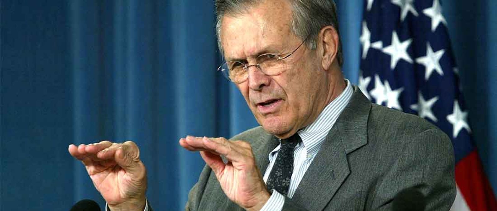 Donald Rumsfeld durante uma coletiva de imprensa no Pentágono em 23 de dezembro de 2003 (Foto: Alex Wong/Getty Images).