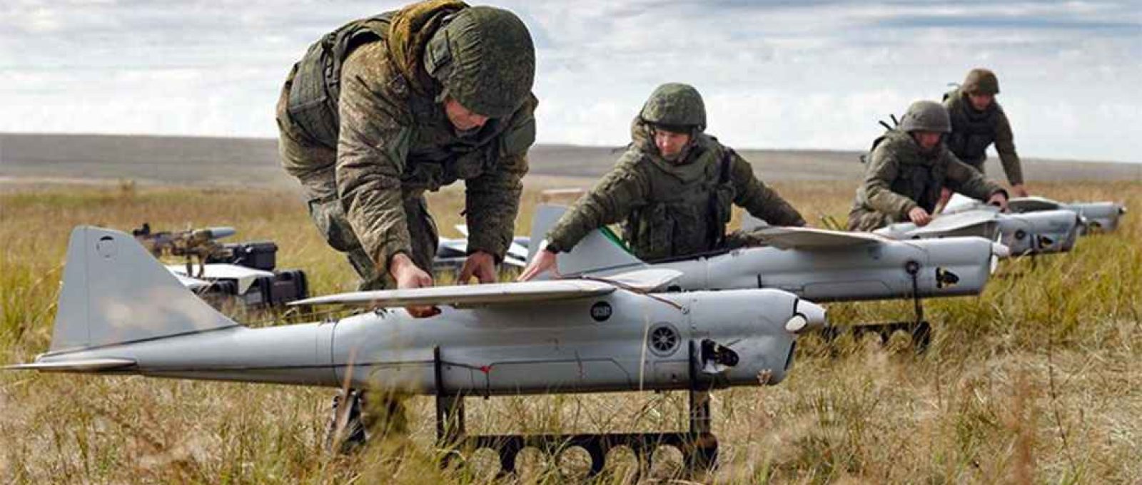 Drones Orlan-10, muito utilizados pelos russos, inclusive em enxames (Ministério da Defesa da Rússia).