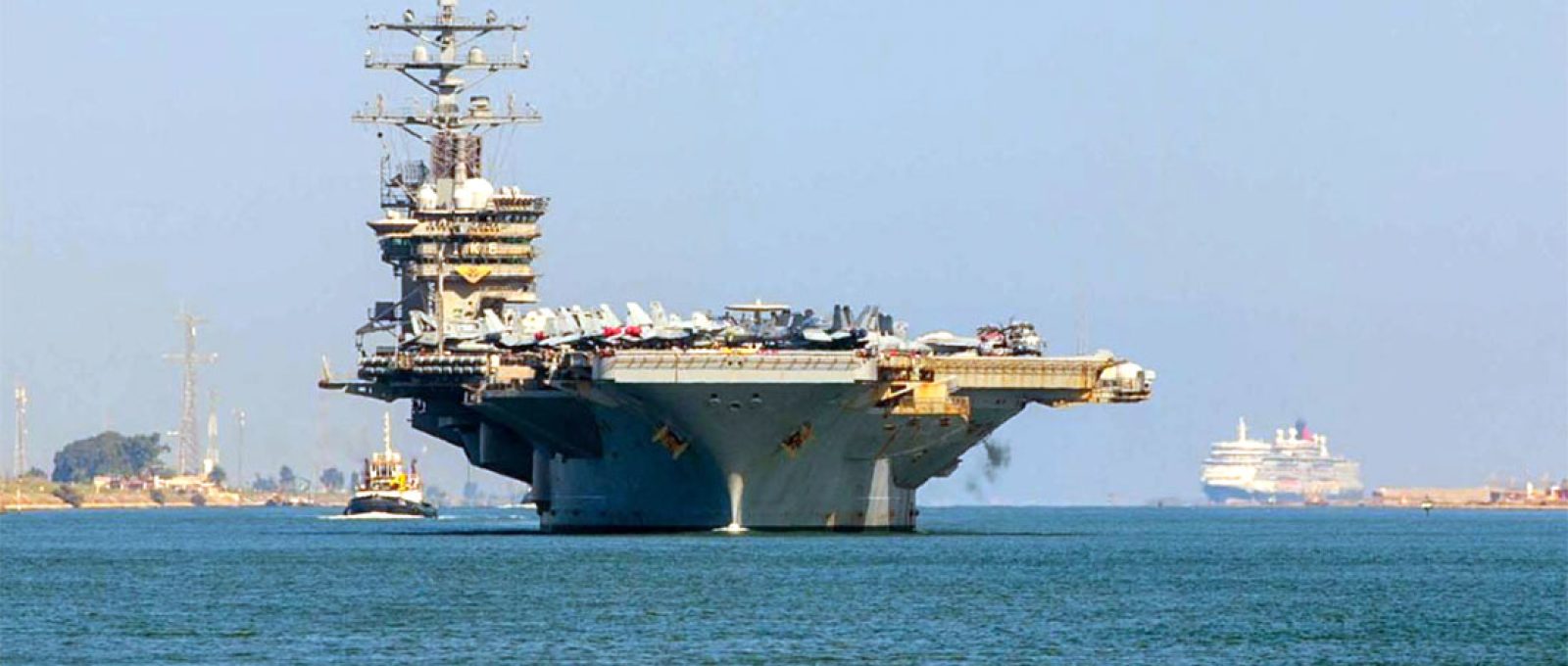 O porta-aviões americano USS Dwight D. Eisenhower transita pelo Canal de Suez, 4 de novembro de 2023 (Marinha dos EUA).