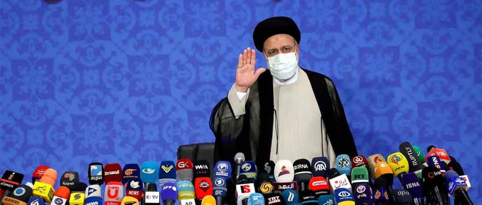 O presidente eleito do Irã, Ebrahim Raisi, fala em Teerã (Foto: WANA/Reuters).