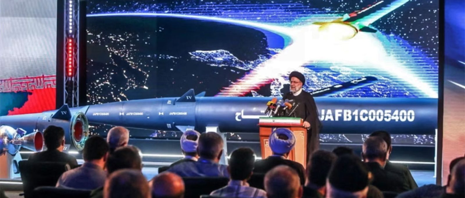 O presidente iraniano, Ebrahim Raisi, fala durante a cerimônia de inauguração do novo míssil “Fattah”, em Teerã, Irã, 6 de junho de 2023 (IRGC/WANA via Reuters).