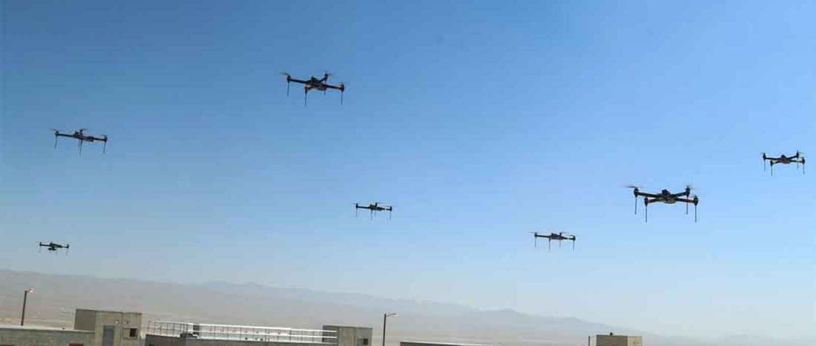Enxame de 40 drones em um centro de treinamento em maio de 2019 (Foto: James Newsome/US Army).
