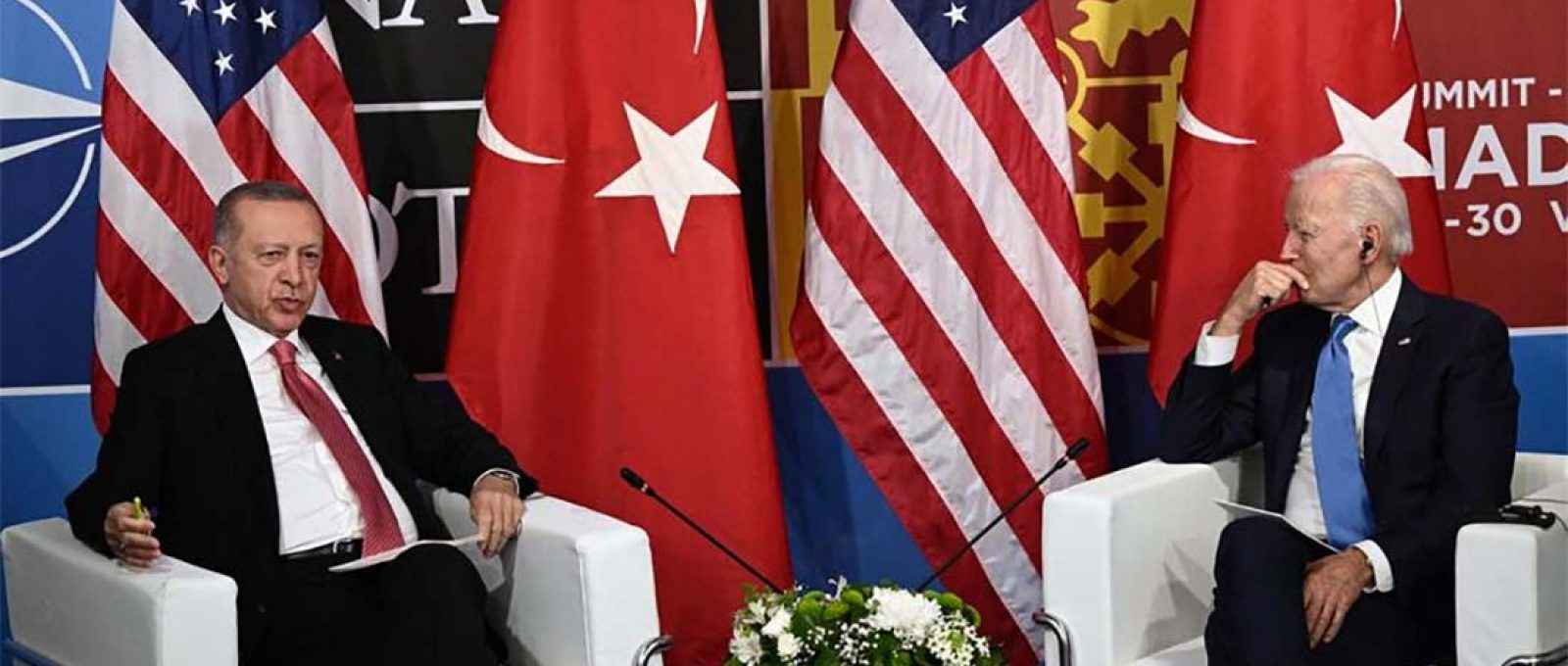 Os presidentes dos EUA, Joe Biden, e da Turquia, Recep Tayyip Erdogan, durante reunião bilateral à margem da cúpula da OTAN em Madri, em 29 de junho de 2022 (Brendan Smialowski/AFP via Getty Images).