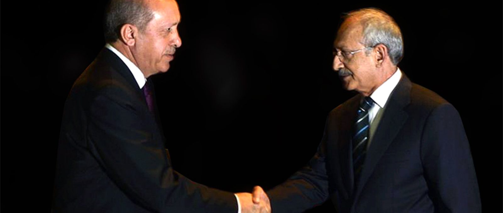 O atual presidente da Turquia, Recep Tayyip Erdogan, e o candidato Kemal Kilicdaroglu, cumprimentam-se durante evento em abril de 2015 (Erhan Elaldi/Agência Anadolu).