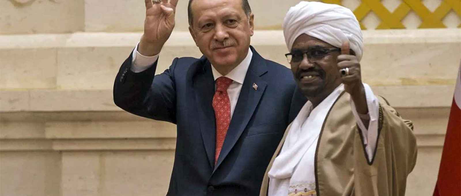 Os presidentes da Turquia, Recep Tayyip Erdogan (esquerda), e do Sudão, Omar al-Bashir (direita), durante coletiva de imprensa após a reunião em Cartum, Sudão, em 24 de dezembro de 2017 (Binnur Ege Gürün/Agência Anadolu).