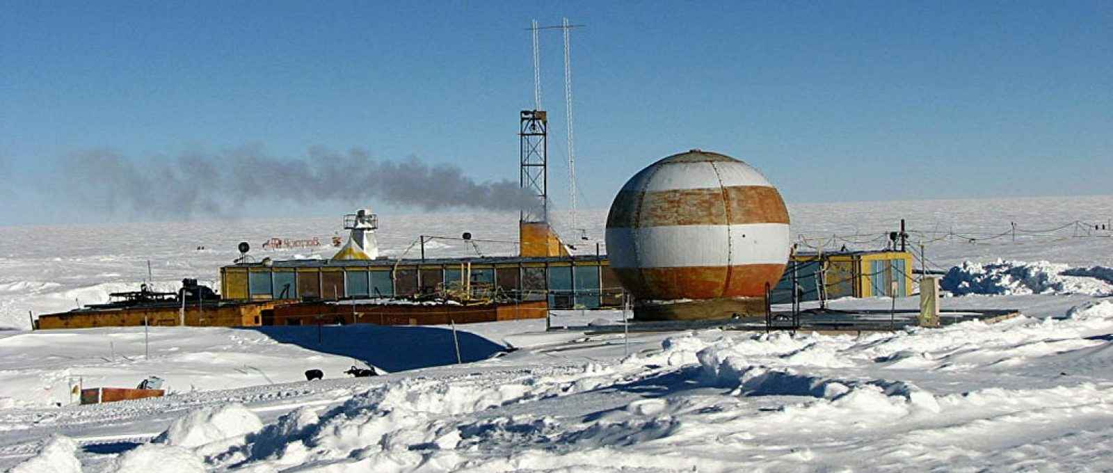 A estação antiga envelheceu e está parcialmente coberta de neve. Apenas edifícios da década de 1980 ainda podem ser vistos na superfície. Além disso, a tecnologia está desatualizada (Foto: Alexey Ekaikin).