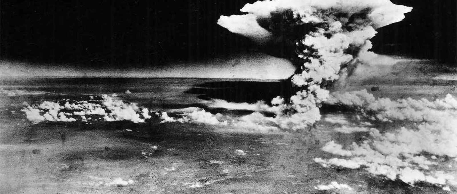 Nuvem atômica sobre Hiroshima, tirada do bombardeiro B-29 “Enola Gay” sobrevoando Matsuyama, Shikoku (509º Grupo de Operações/USAF).