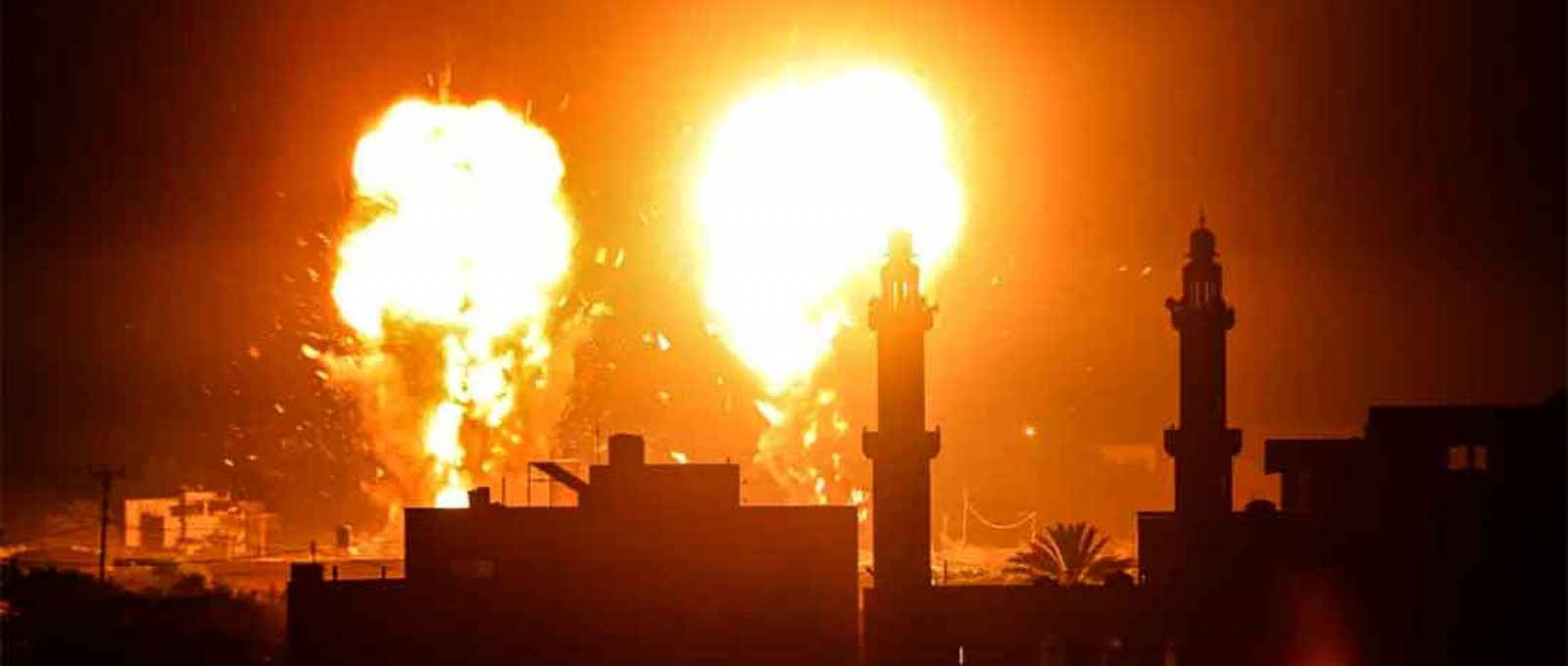 Chamas eclodem depois que um ataque aéreo israelense atingiu alvos do Hamas na Cidade de Gaza, em 15 de junho de 2021 (Foto: Ali Jadallah/Agência Anadolu/Getty Images).